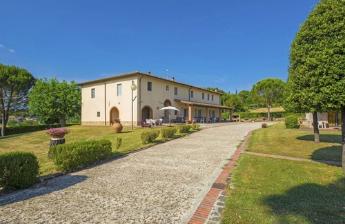 Bucine Villa | Nice apartment in villa for 7 people with WIFI, pool, TV and pets allowed