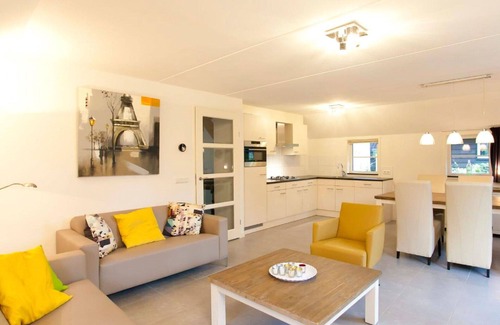 Noordoostelijk van Schaarsbergen House | Nice apartment in villa for 6 guests with pool, WIFI, TV and terrace