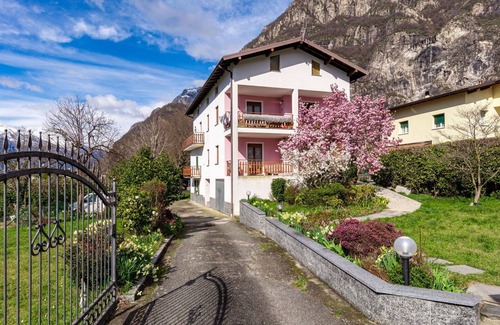 Novate Mezzola Apartment | Nice apartment for 6 people with WIFI, TV, patio and pets allowed