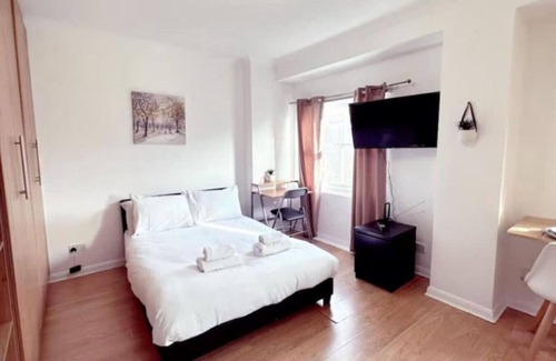 Chelsea Riverside Apartment | Nice apartment with AC in vibrant London