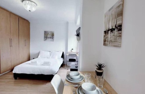 Chelsea Riverside Apartment | Nice apartment with AC in vibrant London