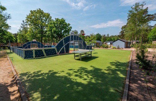 Noordoostelijk van Schaarsbergen Ski Chalet | Nice chalet in a holiday park
