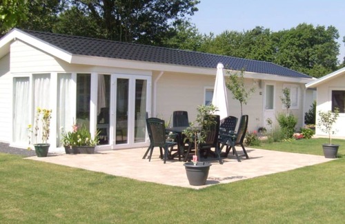 Noordoostelijk van Schaarsbergen Ski Chalet | Nice chalet in a holiday park