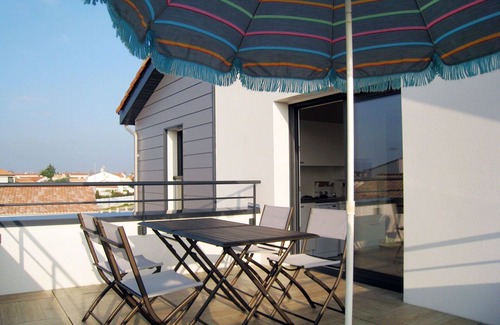 Saint-Gilles-Croix-de-Vie Apartment | Nice apartment for 4 people with pool, WIFI, TV and terrace