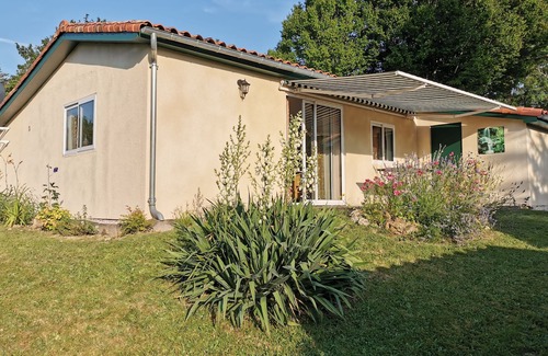 Ecuras Cottage | nice holiday home, pet-friendly near golf course and swimming lake