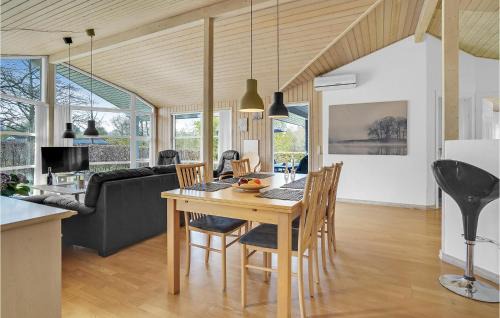 Farvang House | Nice Home In Fårvang With Sauna