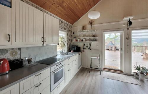 Suldal House | Nice Home In Jelsa With Kitchen
