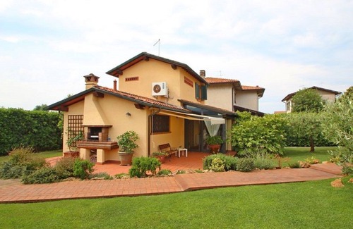 Pietrasanta House | Nice little house near the beach with a nice garden. Air conditioning.