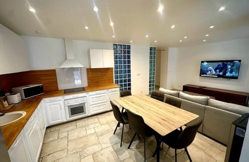 Saint-Roch Apartment | Nice Modern apartment with heated pool, terrace, garage and streetcar 2 min away