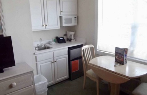 Calabash Apartment | Nice room with mini kitchen in prestigious Brunswick Plantation Golf.