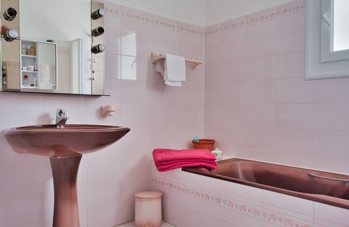 Bompas House | Nice spacious house with garden and swimming pool
