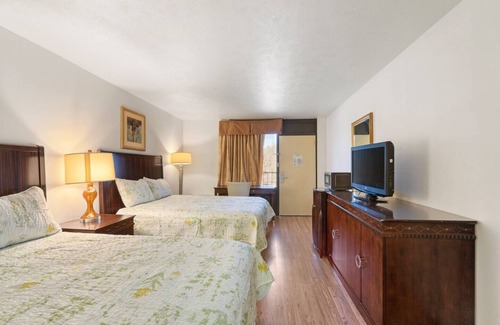 Williamsburg Hotel | Nicely Equipped Room in Williamsburg Suites!