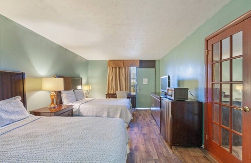 Williamsburg Hotel | Nicely Equipped Room in Williamsburg Suites!