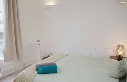 Anfield Apartment | Nicely Made Relaxing 4 Bedroom Near LFC Stadium