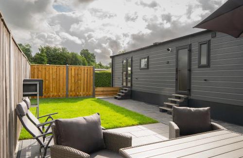Heinkenszand Ski Chalet | Nieuw chalet in Zeeland met omheinde tuin & airco VP089