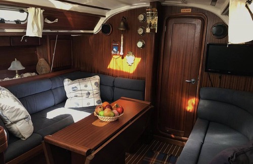 Canidelo Boat Rental | Night on board a sailboat + 1 hour tour offer