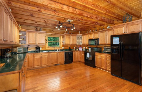 Black Mountain Cabin | Night Owl Lodge | Pet-Friendly Log Cabin with Game Room!