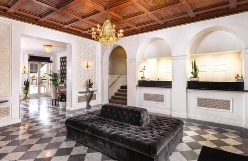 Park West Resort | Nightlife, fine dining, corner cafés & designer boutiques!
