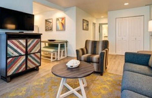 Mission Valley Resort | Nightlife, fine dining, corner cafés & designer boutiques!