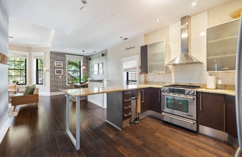 Wrigleyville House | Nine-Bedrooms in Wrigleyville