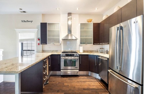 Wrigleyville House | Nine-Bedrooms in Wrigleyville