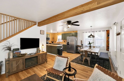 McCall Cabin | Nine Pines Outpost: Pet Friendly, Hot Tub, Game Room, w/Private Treetop Escape.