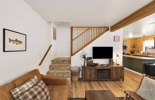 McCall Cabin | Nine Pines Outpost: Pet Friendly, Hot Tub, Game Room, w/Private Treetop Escape.