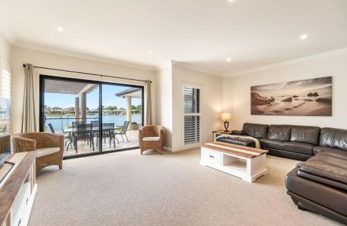Yamba House | Nirvana Waters - Waterfront with Pool