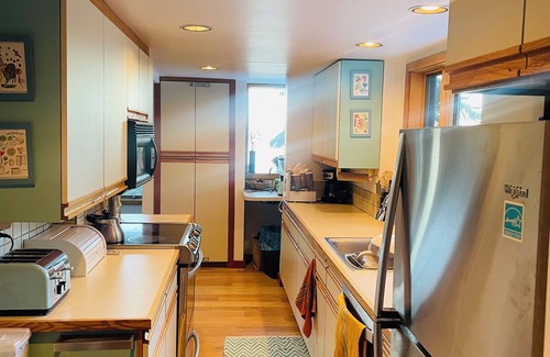 Tahoma Cabin | nnCharming 3-bedroom cabin with fitness room and WiFi in delightful Rubicon bay