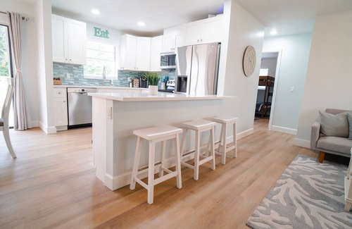 Jensen Beach House | nNewly Renovated & Spacious 3BR Family-Friendly Home by Downtown & Beach