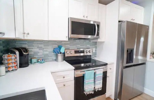Jensen Beach House | nNewly Renovated & Spacious 3BR Family-Friendly Home by Downtown & Beach