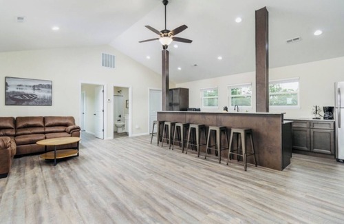 Dallas County House | nNice cabin near Bennett Springs: stocked pond, gated entry, family-friendly!