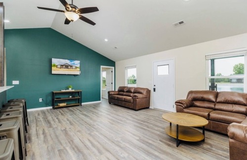 Dallas County House | nNice cabin near Bennett Springs: stocked pond, gated entry, family-friendly!