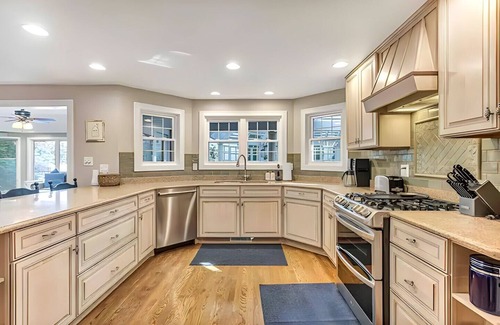Sheboygan House | nnLuxury Downtown Sheboygan 4BR-2.5 Bath - 3 min walk to beach - Lakeside Legacy