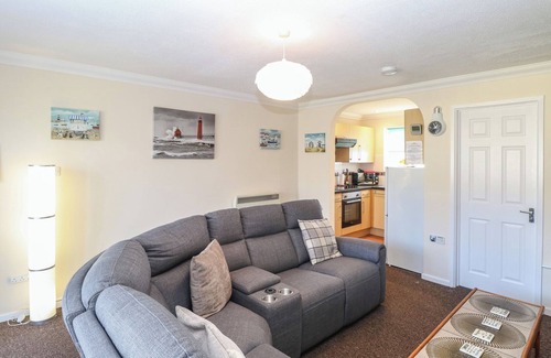 Hopton House | NO. 108 WATERSIDE, pet friendly, country holiday cottage in Corton