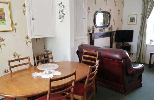 Gatehouse-of-Fleet Cottage | No 4 Fleet Street - a house that sleeps 3 guests in 2 bedrooms