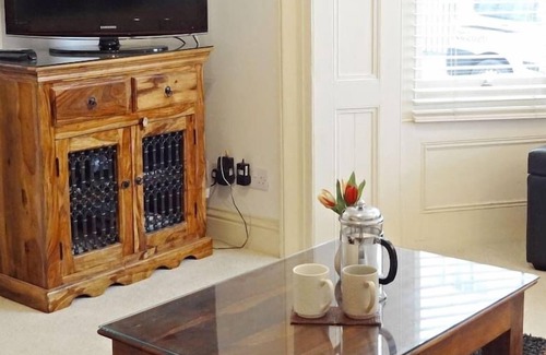 Seafront Apartment | No.5 Apartment - close to beach - By Crown Gardens