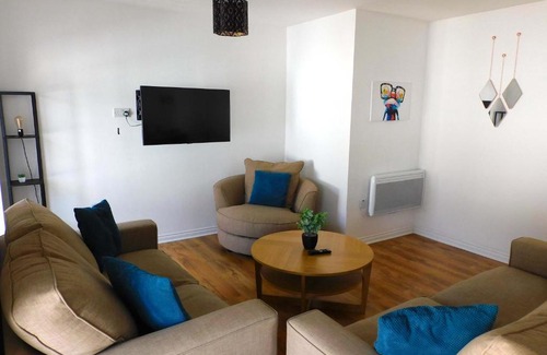 Lanark Apartment | No 5 - Modern 2 bedroom Apartment in Lanark Town Centre