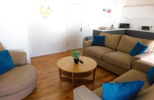 Lanark Apartment | No 5 - Modern 2 bedroom Apartment in Lanark Town Centre