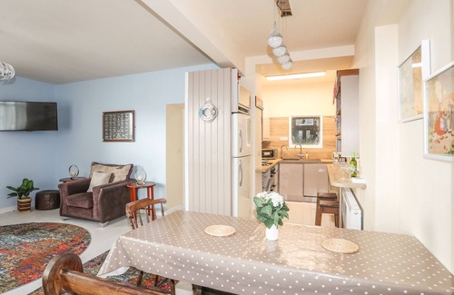 Beaumaris House | NO 62, family friendly, character holiday cottage in Beaumaris