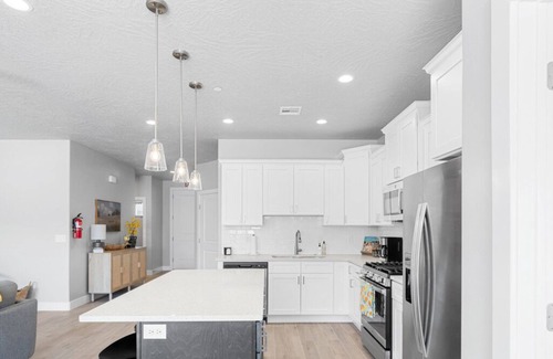 Hurricane Condo | NO CHORES|Zion's Gate|Private Hot Tub+Shared Pool
