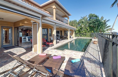 Yacht Club Villa | No dock anymore -SEABIM villa XANZURIO - located on the river * pool