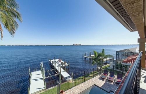 Yacht Club Villa | No dock anymore -SEABIM villa XANZURIO - located on the river * pool