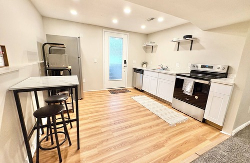 West Valley City House | No Frills 1bedroom suburban stay - West Valley City w/WiFi, AC, & private entry