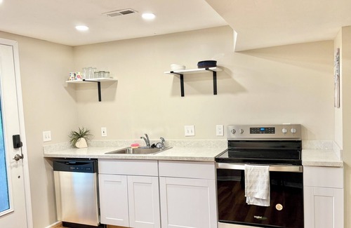 West Valley City House | No Frills 1bedroom suburban stay - West Valley City w/WiFi, AC, & private entry