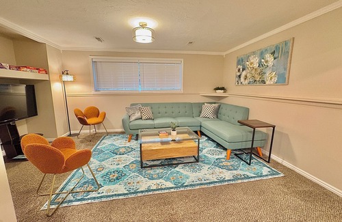 West Valley City House | No Frills 1bedroom suburban stay - West Valley City w/WiFi, AC, & private entry