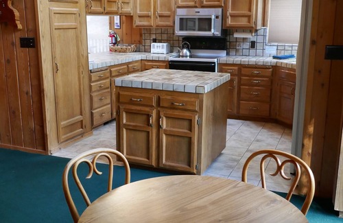 North Wawona House | NO PARK RESERVATIONS NEEDED! INSIDE YOSEMITE PK FRANK LLOYD WRIGHT INSPIRED HOME
