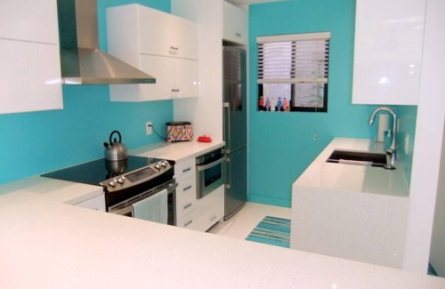 Baristo Condo | No Stairs! 2BR/2BA Reno Designer Furnished Washer/Dryer, Walk DNT, Wi-Fi, Phone