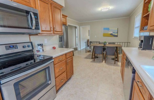 Roanoke House | No Stairs Retreat Near Trails & Downtown | Quiet