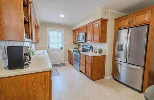 Roanoke House | No Stairs Retreat Near Trails & Downtown | Quiet